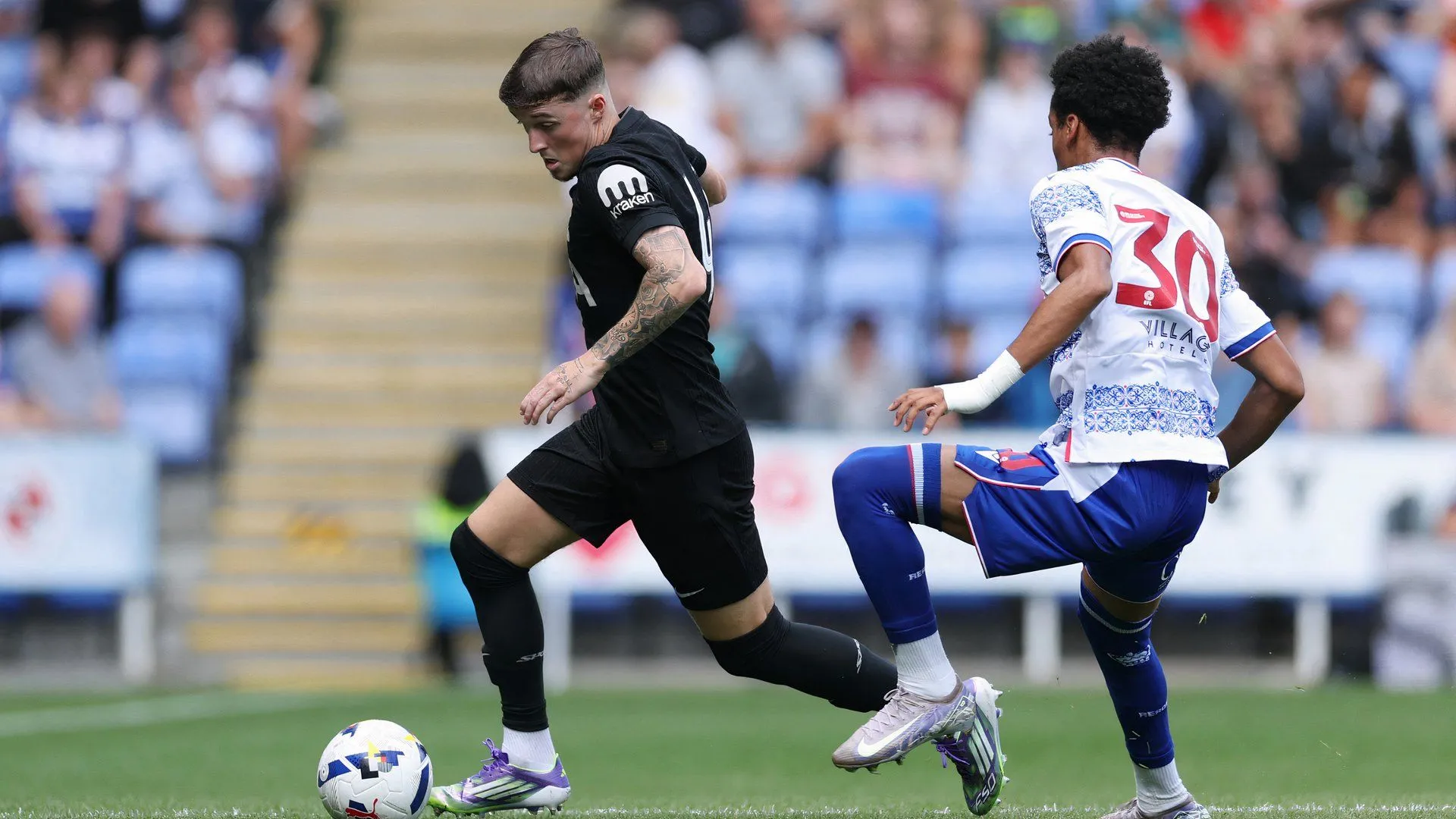 Alfie Devine thi đấu cho Preston North End trong màu áo trắng xanh