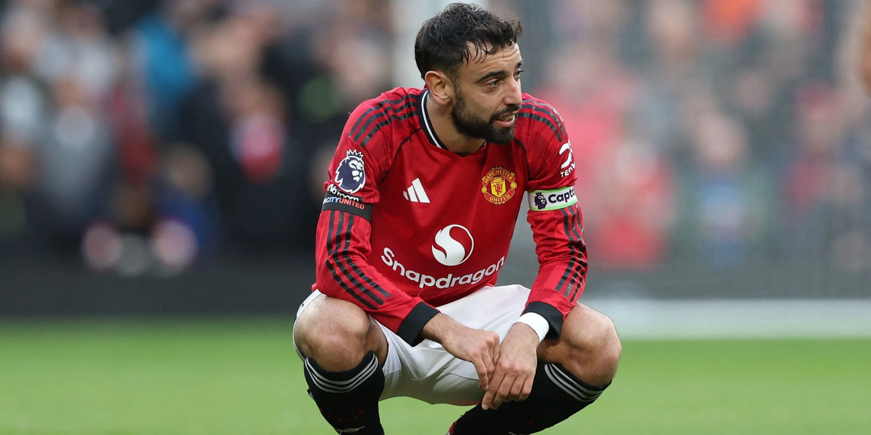 Bruno Fernandes trong một khoảnh khắc phản ứng trên sân trong chiếc áo Manchester United