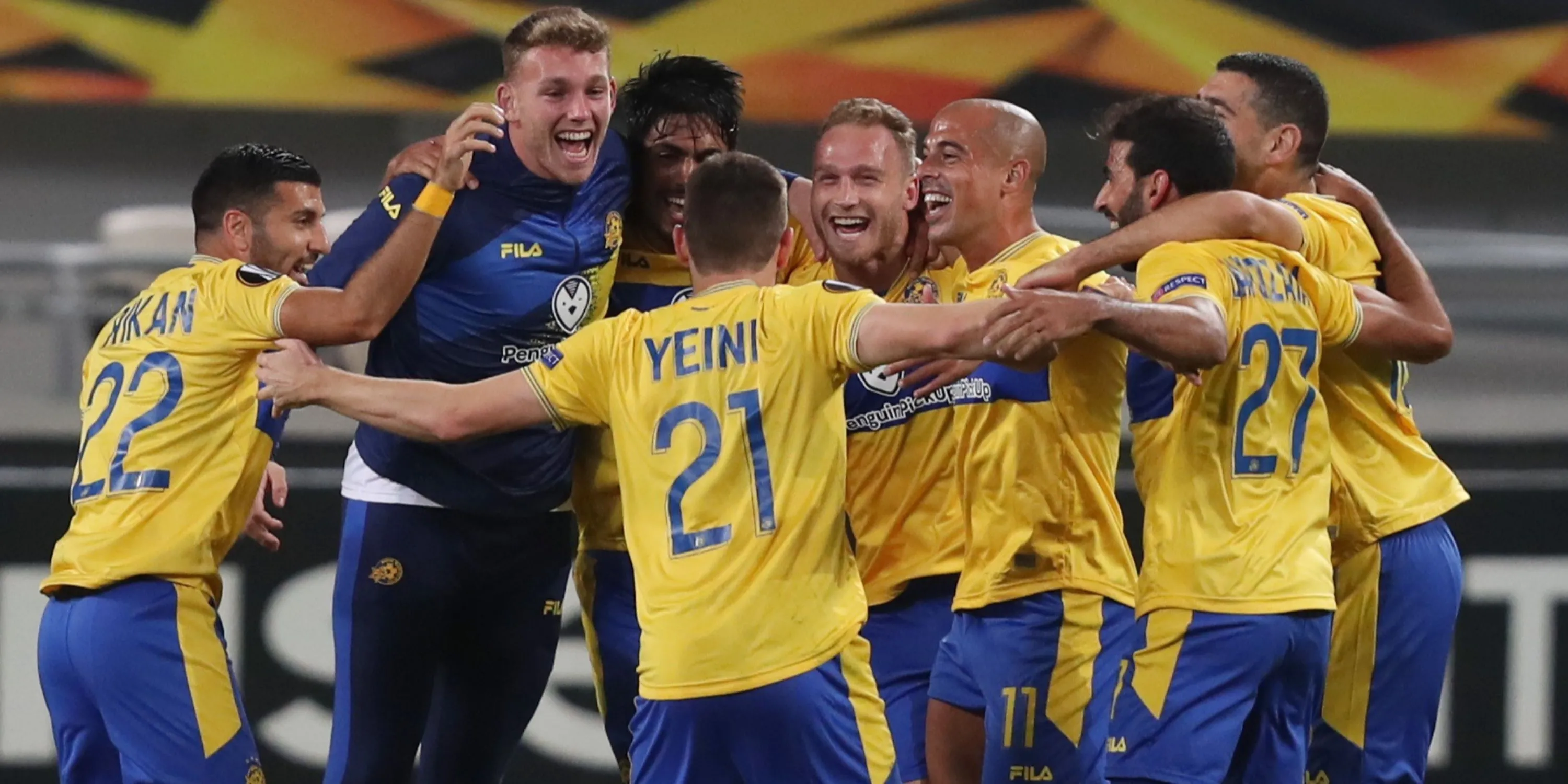 Các cầu thủ Maccabi Tel Aviv ăn mừng thắng lợi trên sân
