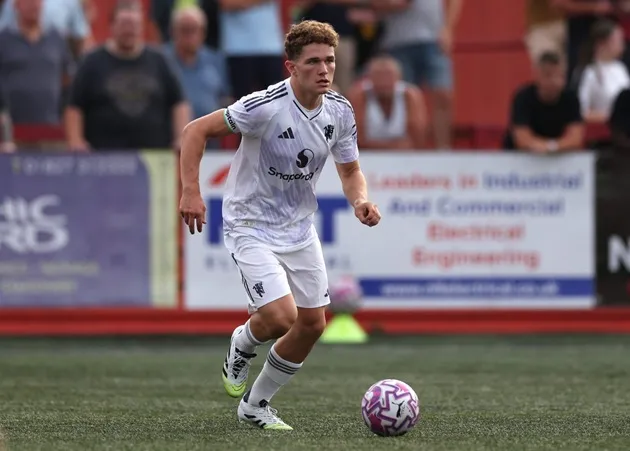 Devaney thể hiện kỹ năng xử lý bóng và ý thức chiến thuật ở tuyến giữa