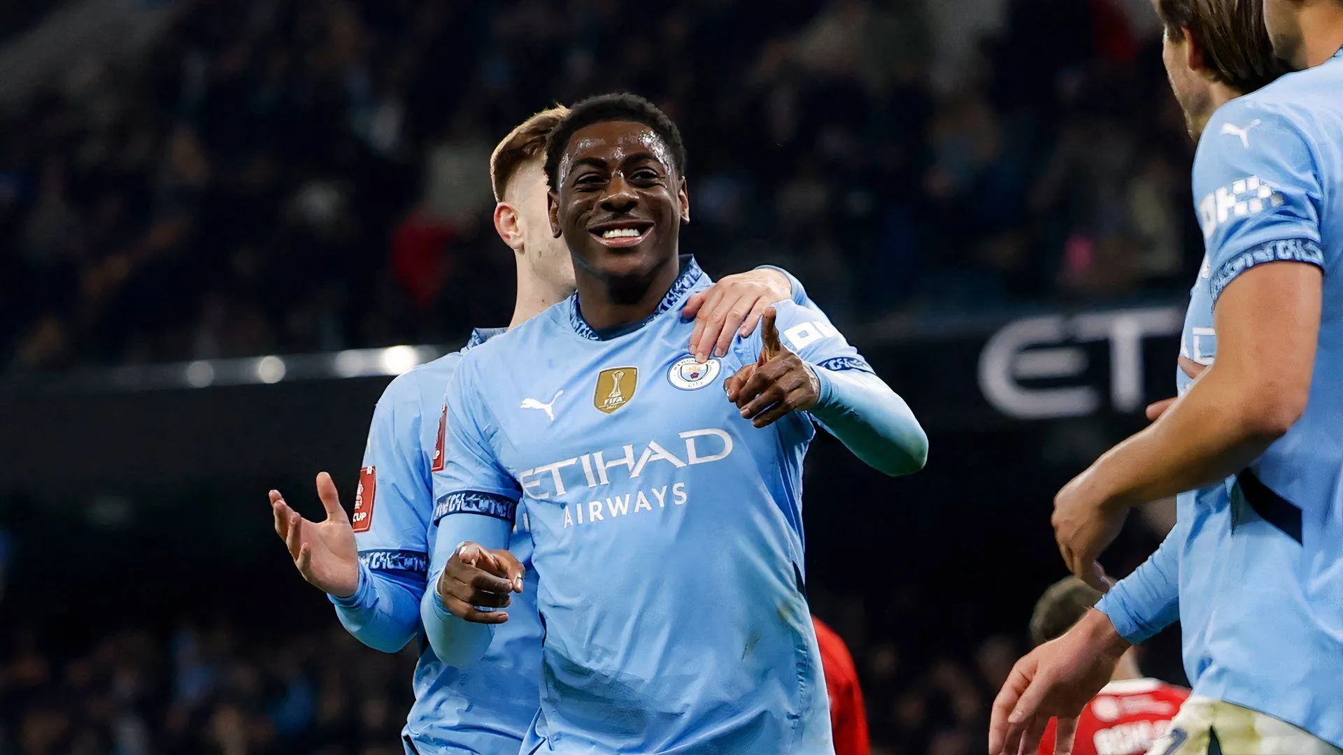 Divin Mubama khoác áo Manchester City trên sân
