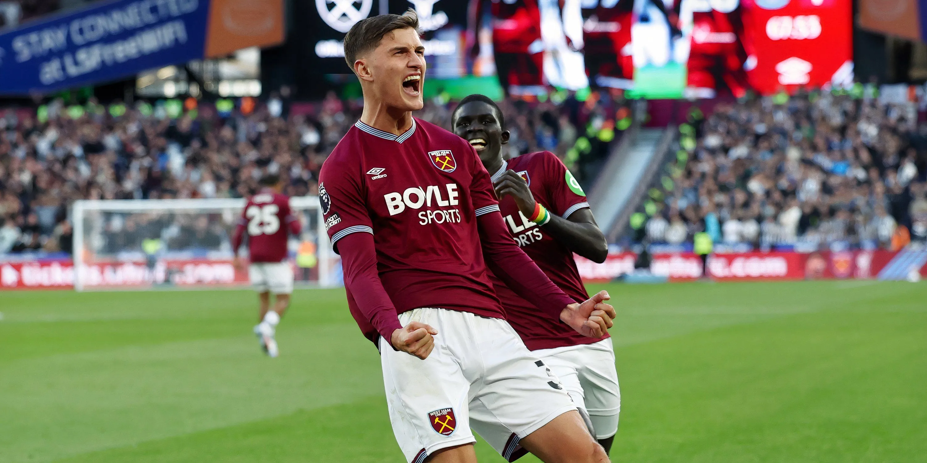 Freddie Potts nhận công nhân từ đồng đội sau chiến thắng