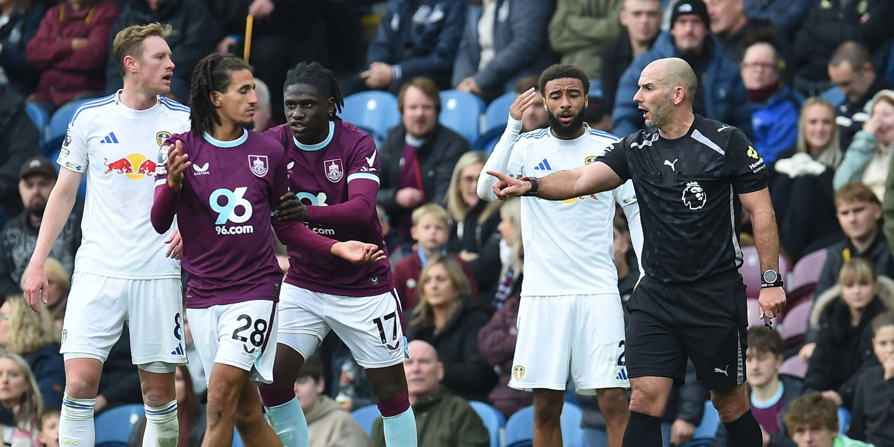 Hannibal Mejbri trong trận đấu Premier League giữa Burnley và Leeds