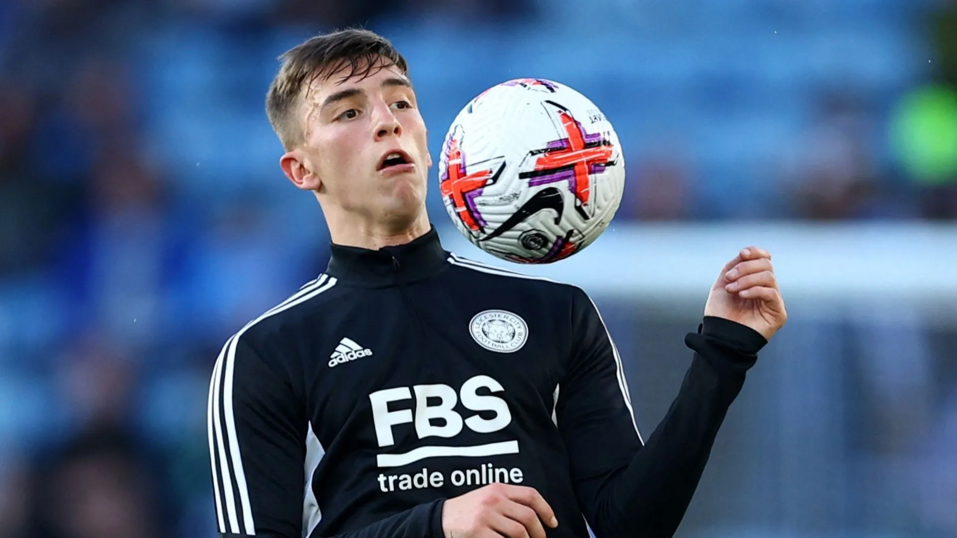 Hình ảnh so sánh giữa Dennis Cirkin và Luke Thomas, những tiền vệ trái của Leicester City