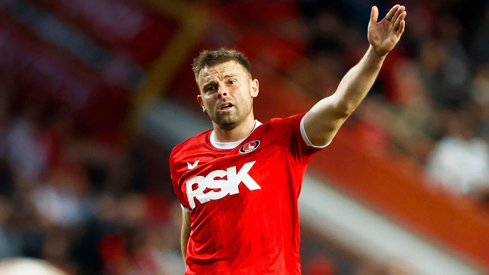 Matty Godden trong pha thi đấu với Wycombe Wanderers