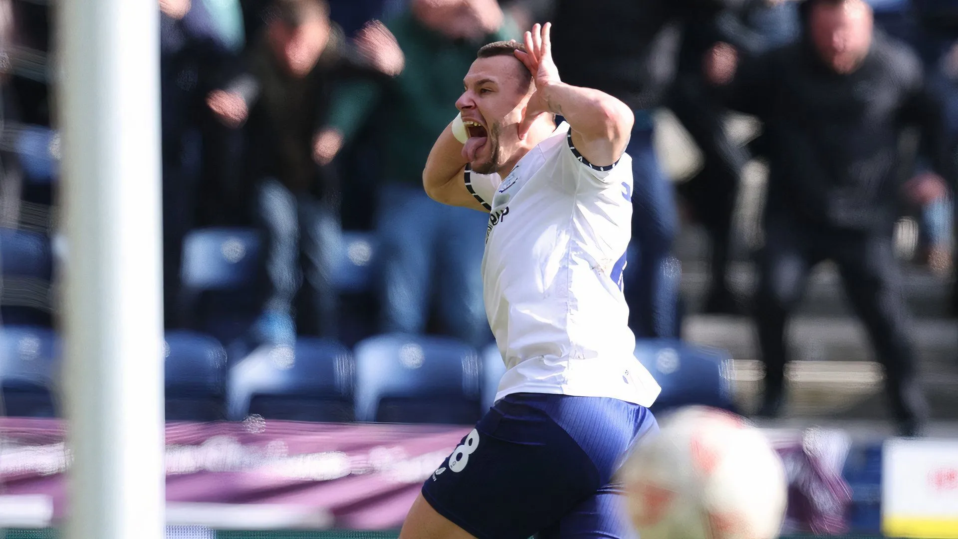 Milutin Osmajic ghi bàn cho Preston trong trận đấu với Burnley