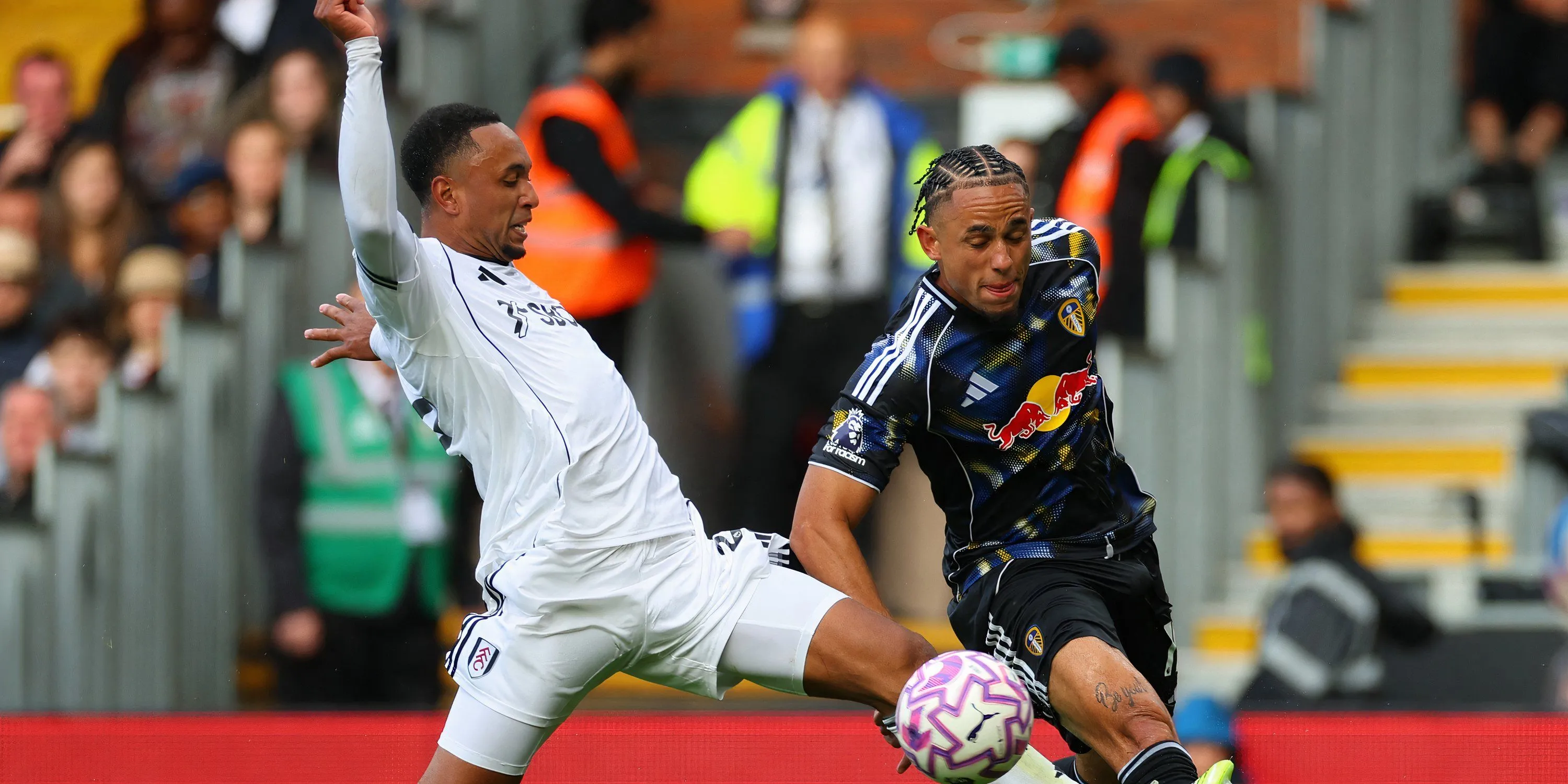 Noah Okafor tập trung trước một pha bóng quan trọng trong trận đấu gần đây