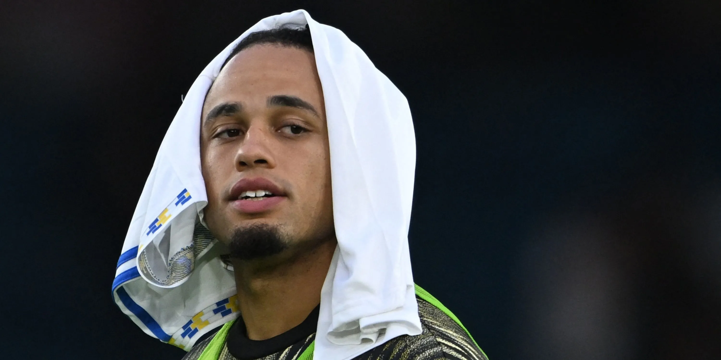 Noah Okafor trong trang phục Leeds, khoe những kỹ năng đặc biệt trên sân cỏ