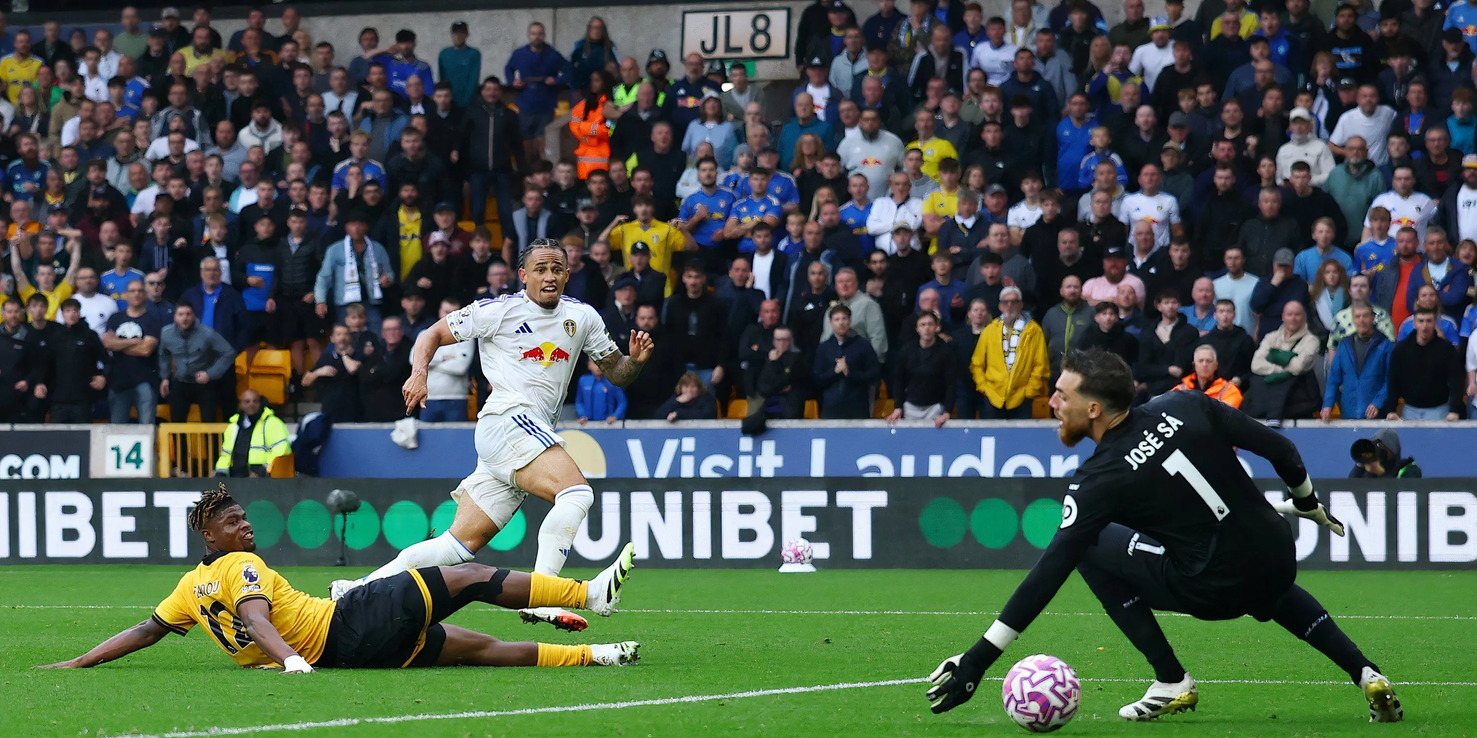 Noah Okafor trong trang phục Leeds United, thể hiện kỹ năng dẫn bóng tuyệt vời