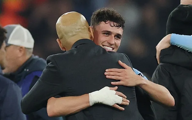 Pep Guardiola và Phil Foden trong một trận đấu của Manchester City