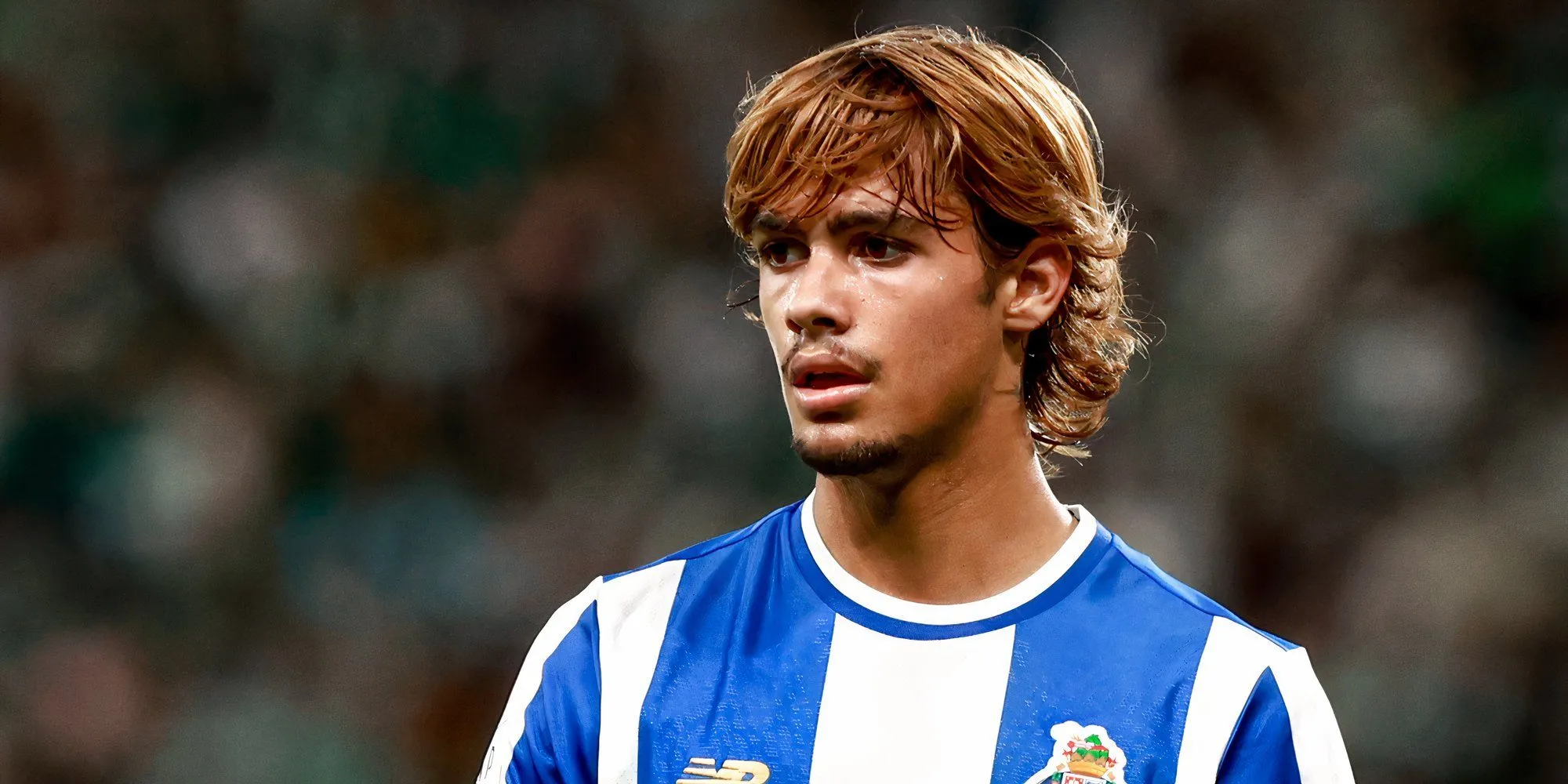 Rodrigo Mora của Porto ở vị trí số 10 trung tâm với khả năng sút phạt ấn tượng