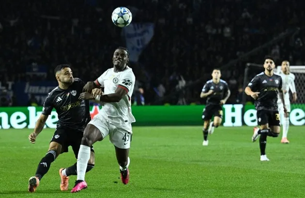 Romeo Lavia rời sân vì chấn thương đùi trong trận đấu Chelsea gặp Qarabag tại Champions League