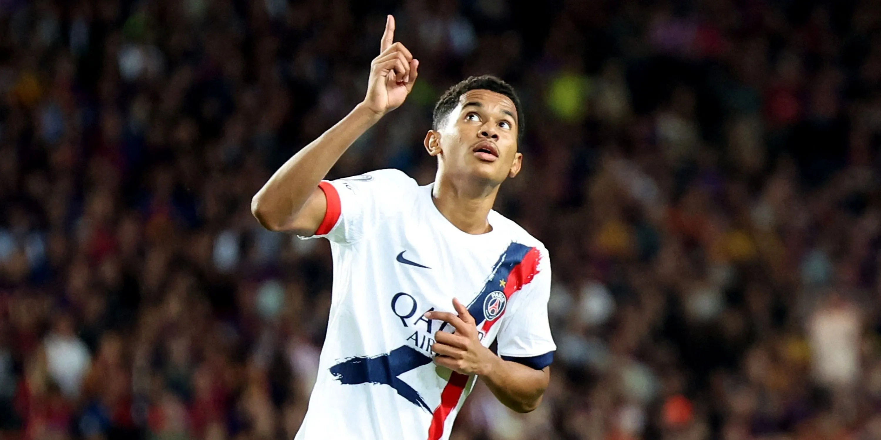 Senny Mayulu ăn mừng sau khi ghi bàn cho PSG chống lại Barcelona ở UEFA Champions League