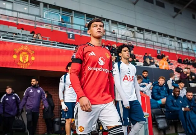 Shea Lacey thể hiện kỹ năng điêu luyện trên cánh phải trong trận đấu U21