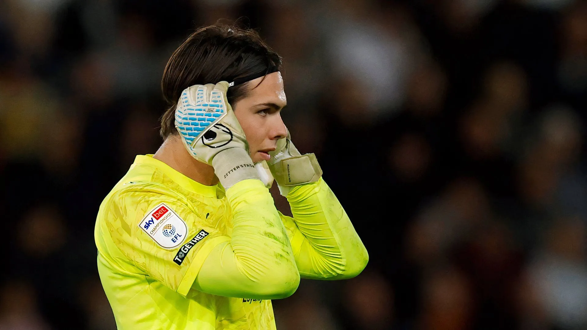 Thủ môn Jacob Widell Zetterstrom trong một pha cứu bóng quan trọng cho Derby County