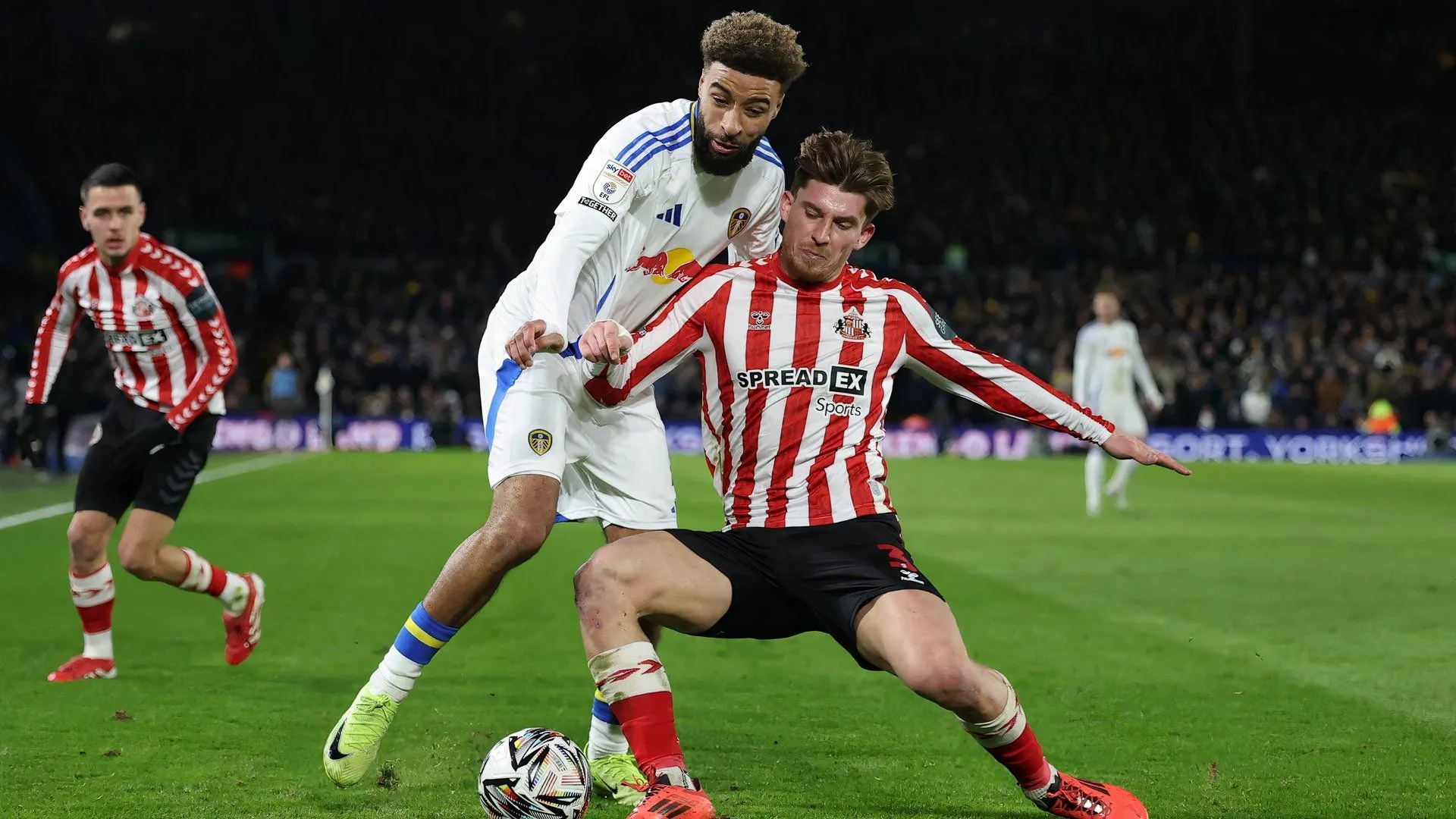 Tiền vệ Dennis Cirkin của Sunderland trong trận đấu với Leeds United