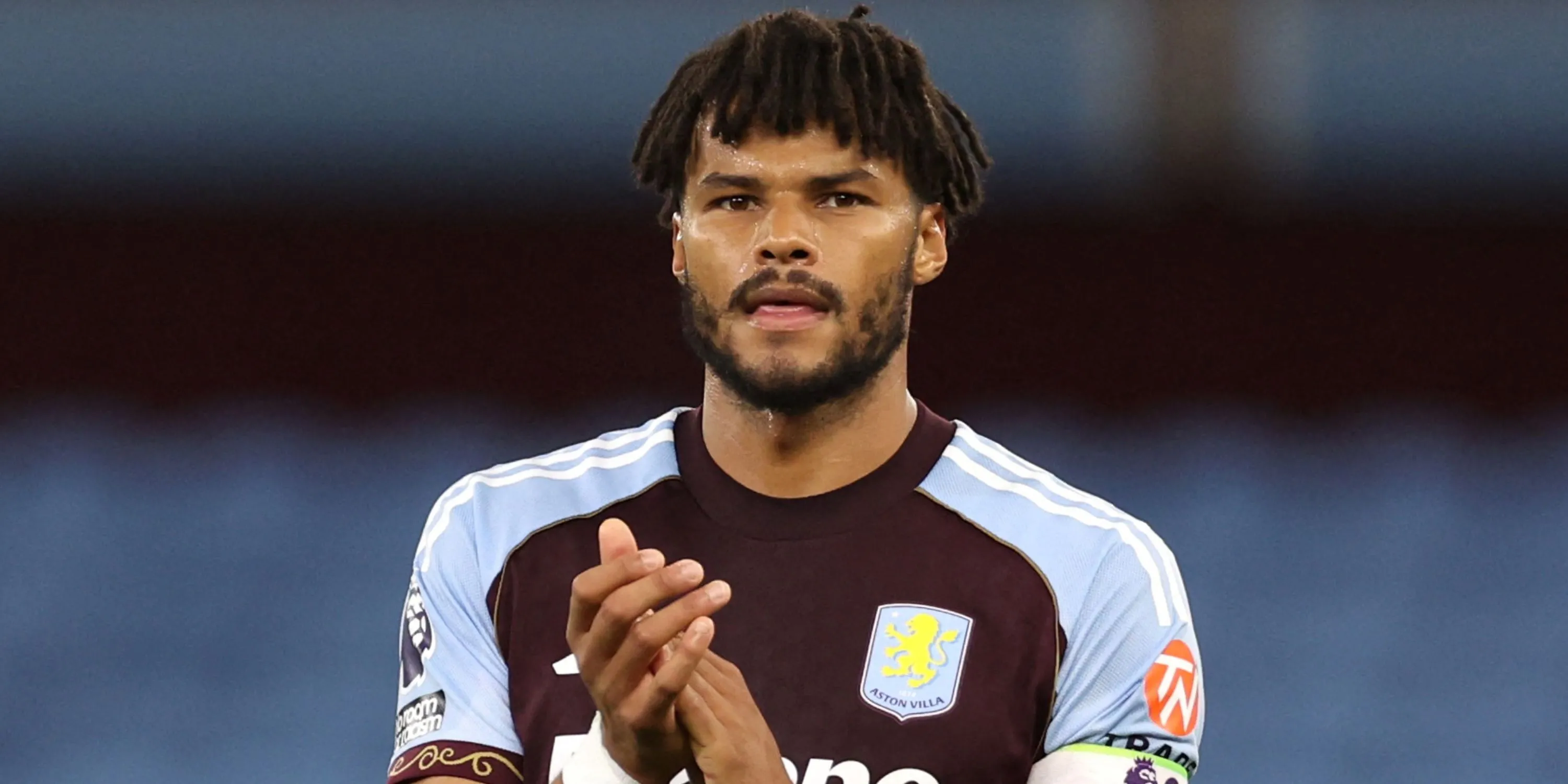 Tyrone Mings cổ vũ những người hâm mộ Aston Villa tại sân nhà