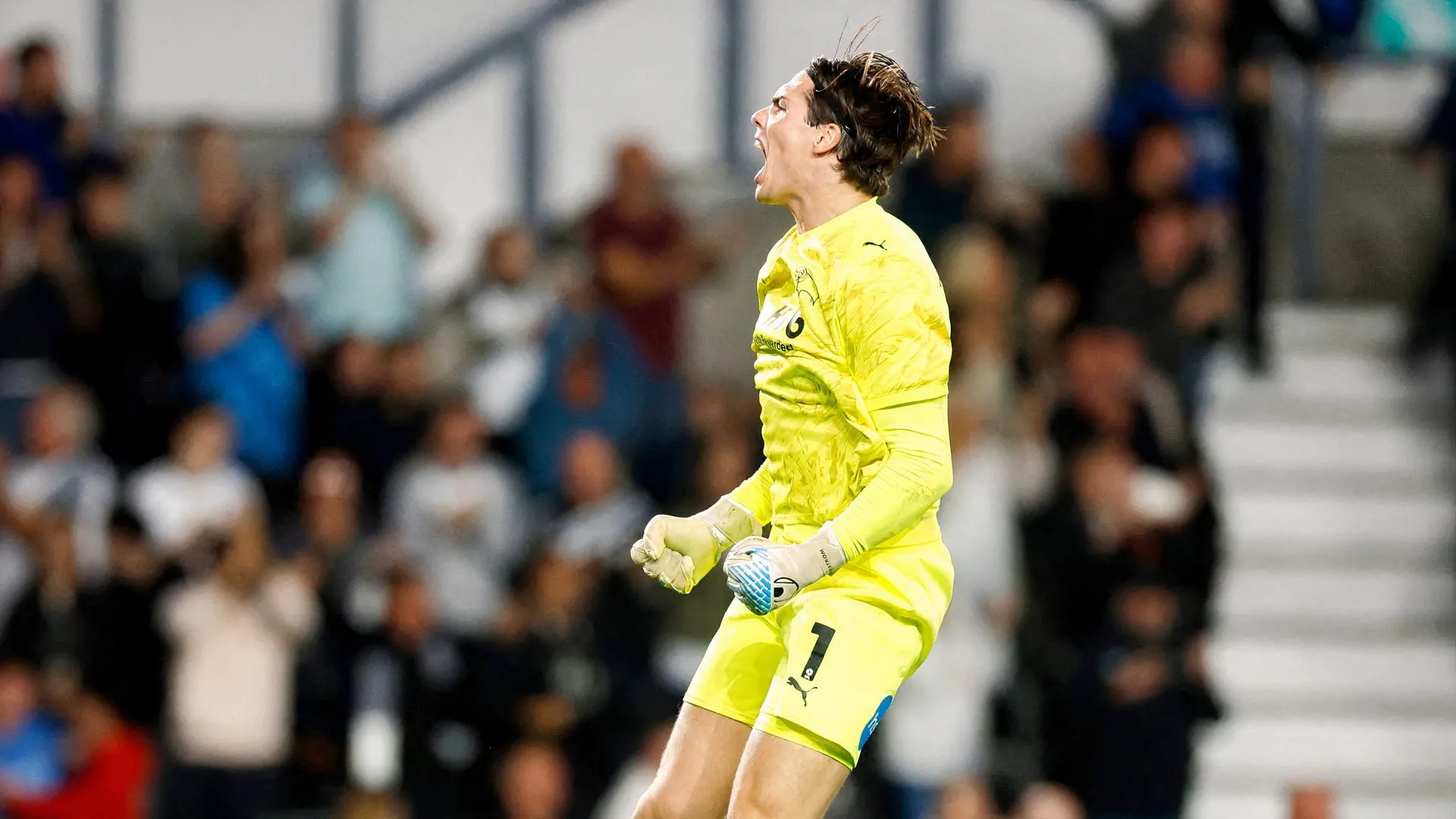 Widell Zetterstrom thực hiện một pha cứu bóng xuất sắc trong trận đấu gần đây